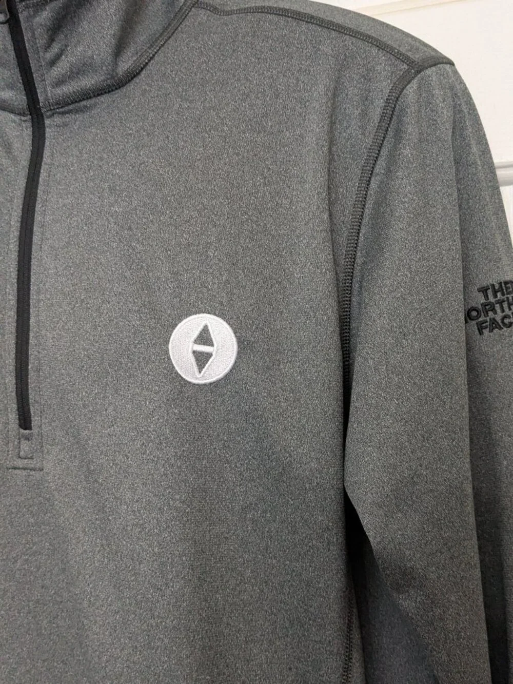 The North Face Long Sleeve 1/4 Zip Pullover Gray Men's Size  Large .